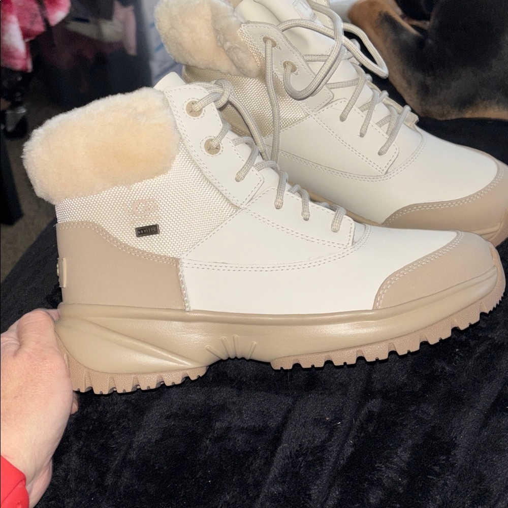 UGG Yose Fluff V2 Boot New Unworn Womens 9.5